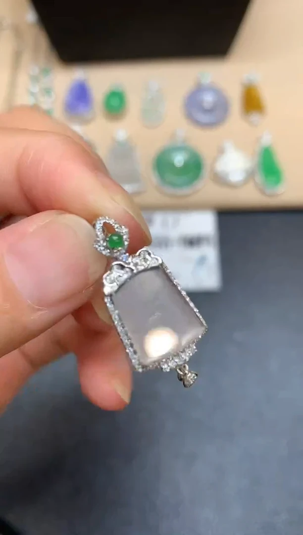 颈饰18K金镶嵌翡翠无事牌【无服务费