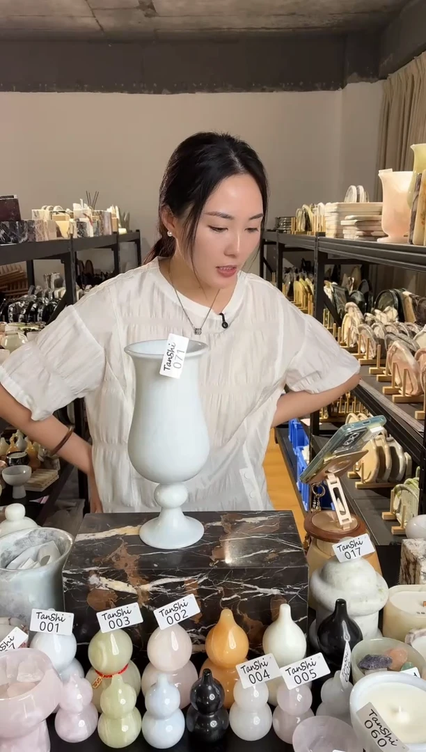 石材071蓝水晶郁金香花瓶