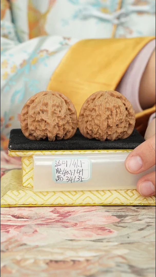 【闪购商品】文玩核桃把件白狮子