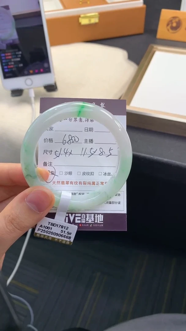翡翠手镯未镶嵌..........