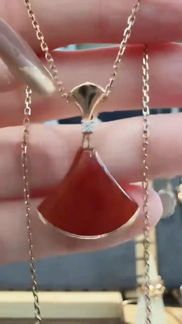 18K金镶嵌定制玛瑙18K金钻石裙子吊坠不含链