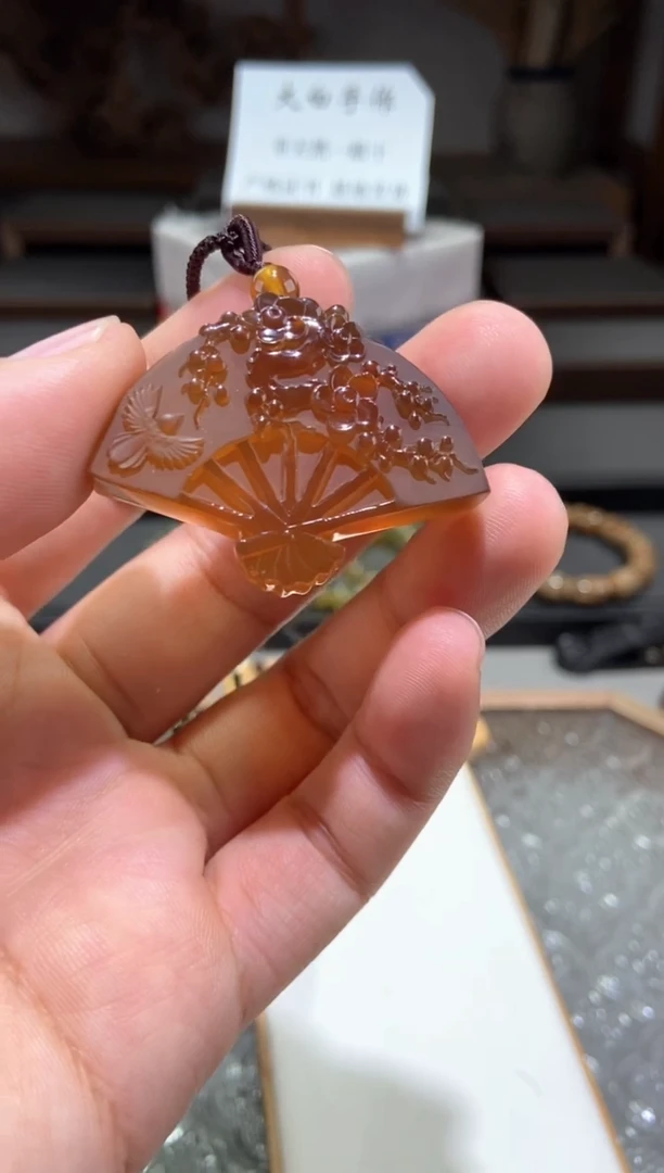 琥珀颈饰未镶嵌扇子