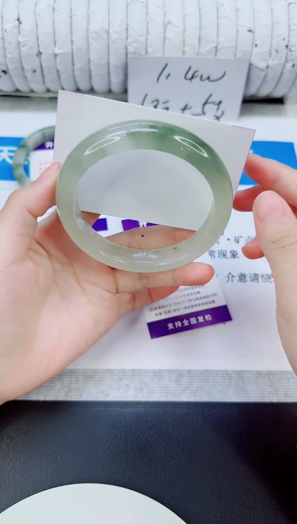 未镶嵌手镯石英质玉109/64.2