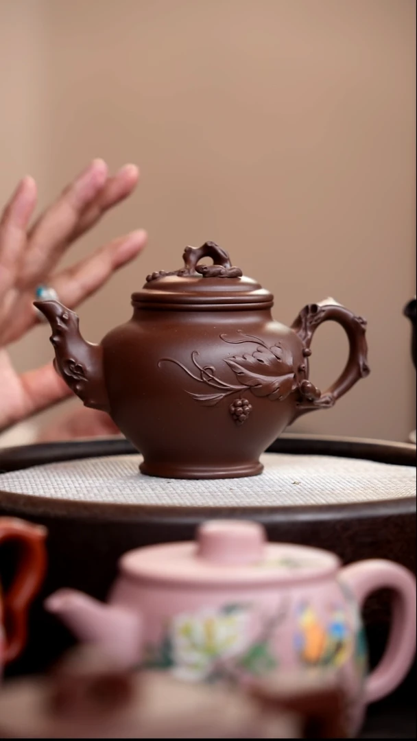 茶壶紫砂革紫泥松鼠葡萄报春