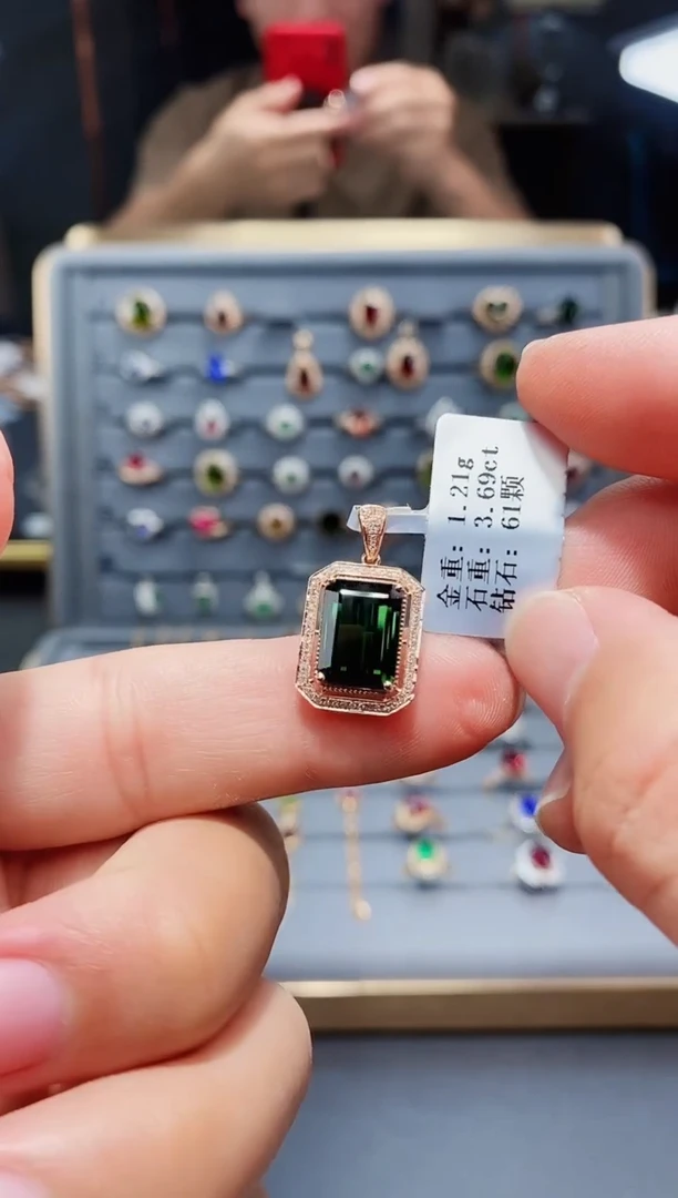 18K金镶嵌颈饰碧玺3.69.