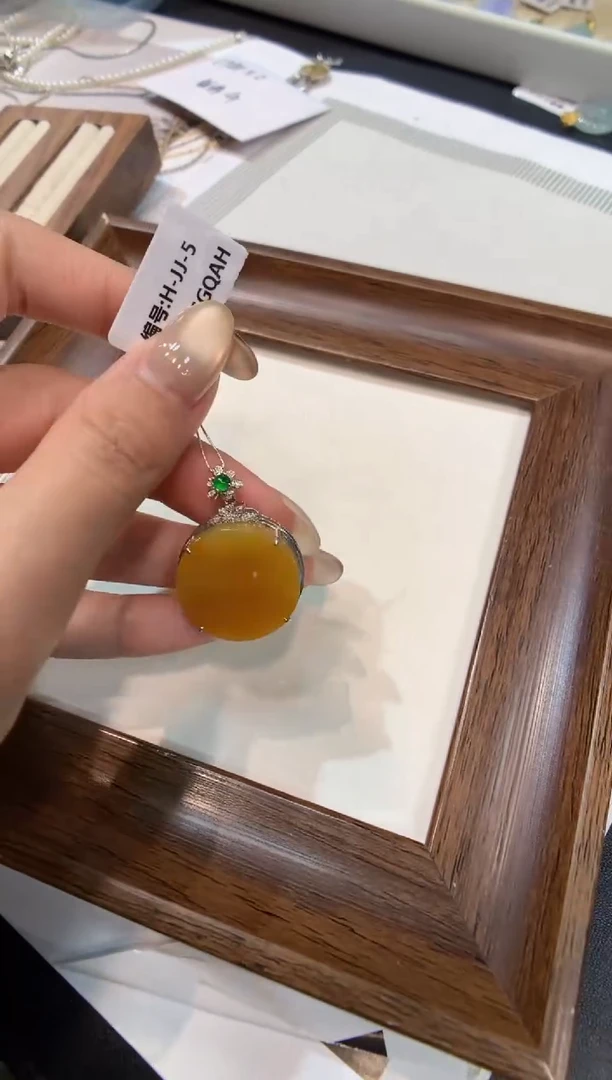 颈饰18K金镶嵌翡翠无事牌