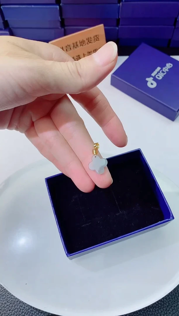 翡翠未镶嵌颈饰1