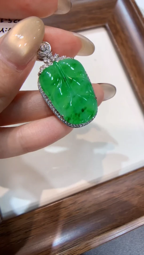 颈饰18K金镶嵌翡翠叶子