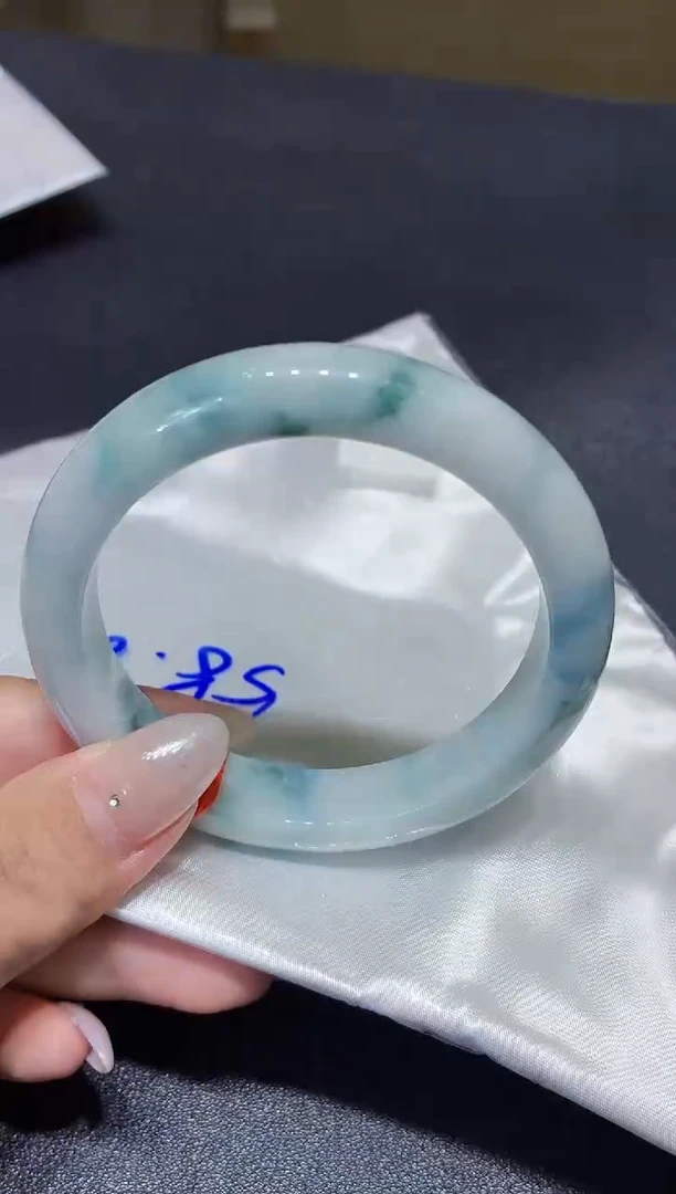 翡翠手镯未镶嵌翡翠手镯