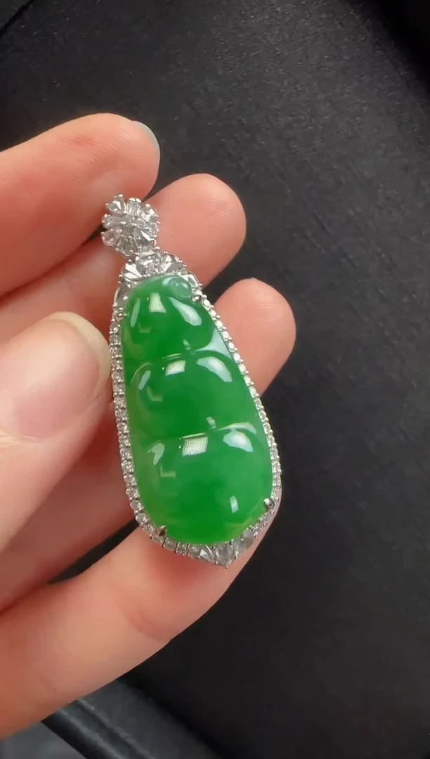 颈饰18K金镶嵌翡翠517豆子一个