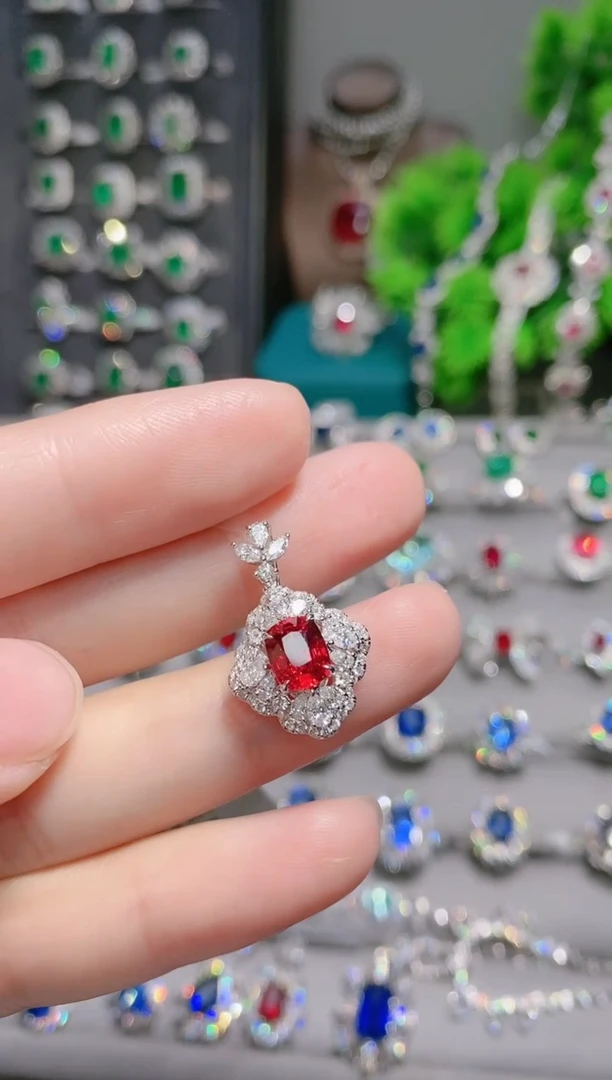 18K金镶嵌18K金吊坠尖晶石小***大.