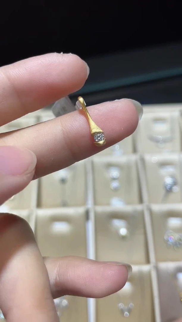 吊坠(不含链)18K金镶嵌钻石1