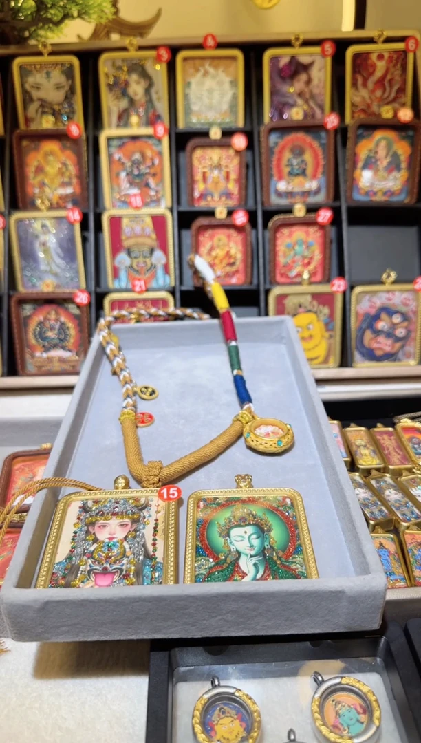 吊坠精美手工唐卡 挂绳或链子为赠品，不在售后范围内请悉知