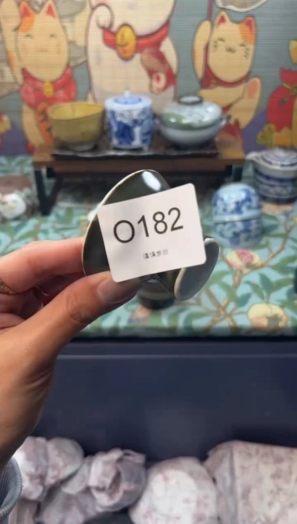 瓷片奇**怪    O182