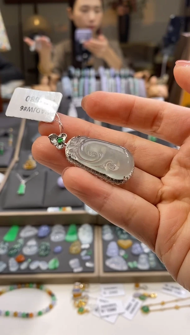 颈饰18K金镶嵌翡翠H**?如意