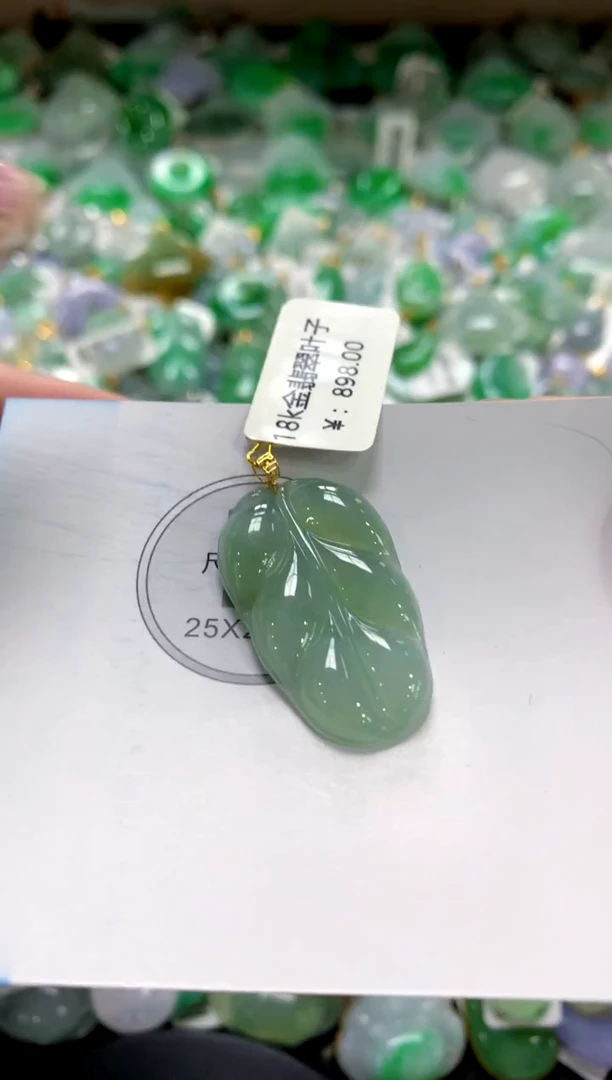 翡翠18K金镶嵌颈饰1111111111111111