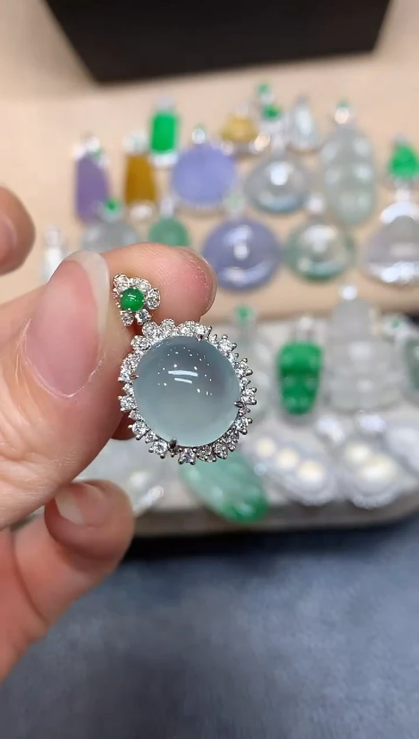 颈饰18K金镶嵌翡翠蛋面【无服务费