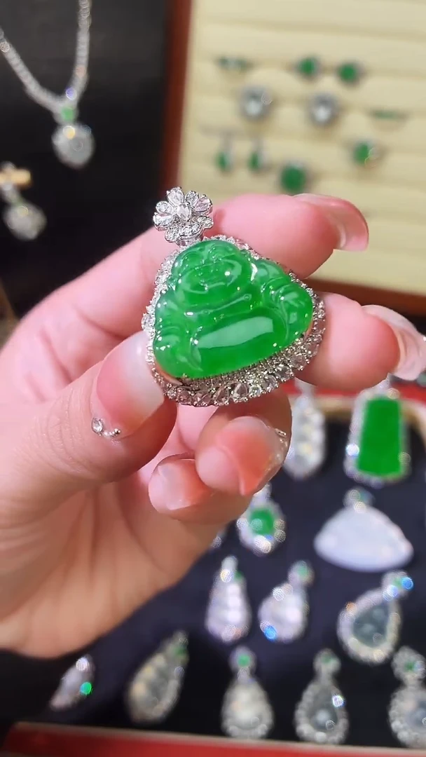 颈饰18K金镶嵌翡翠佛公