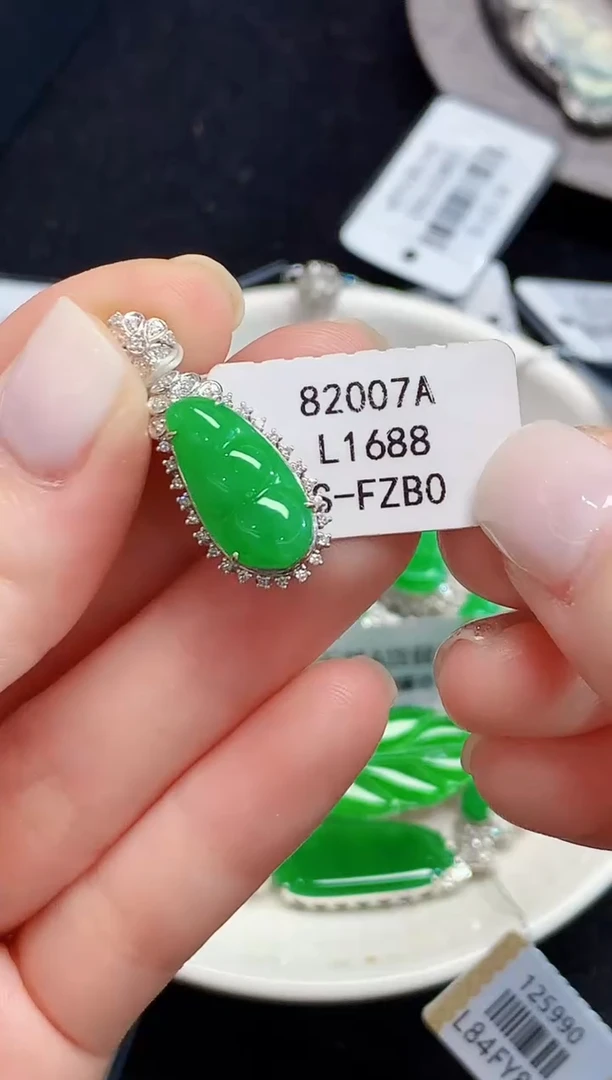 吊坠(不含链)18K金镶嵌翡翠L1688多样性发其一