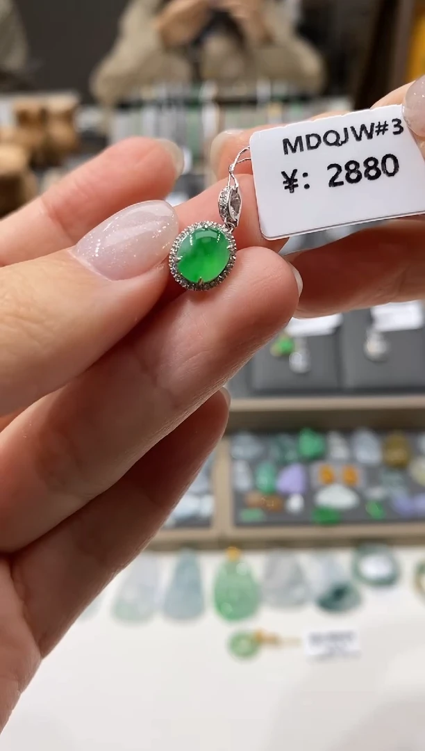 颈饰18K金镶嵌翡翠蛋面