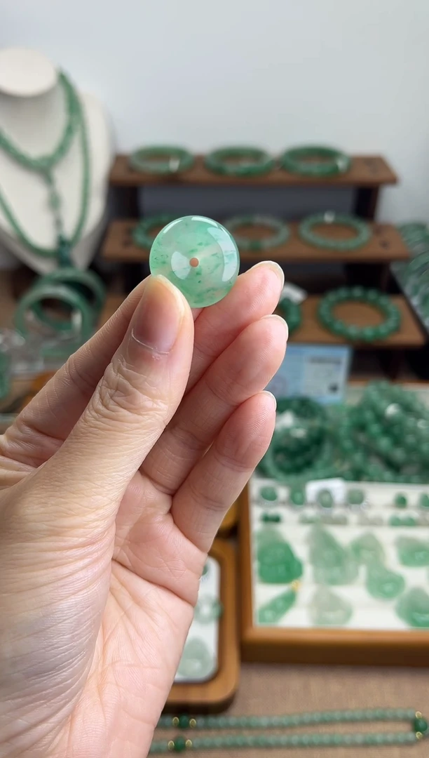 吊坠(赠链)未镶嵌石英质玉（非洲翠）平安扣