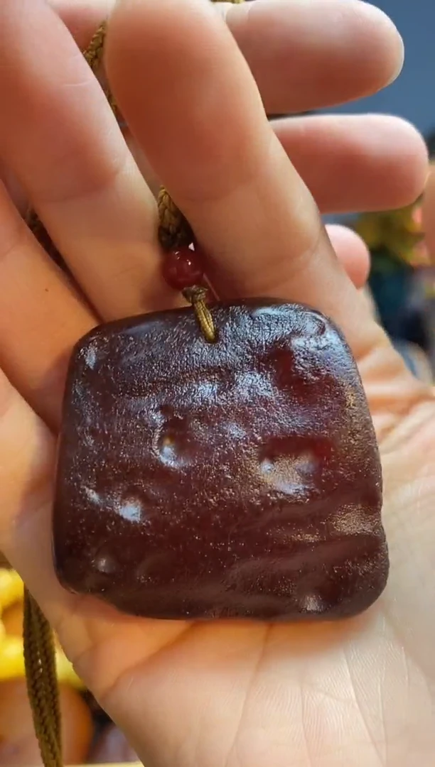 未镶嵌颈饰琥珀吊坠