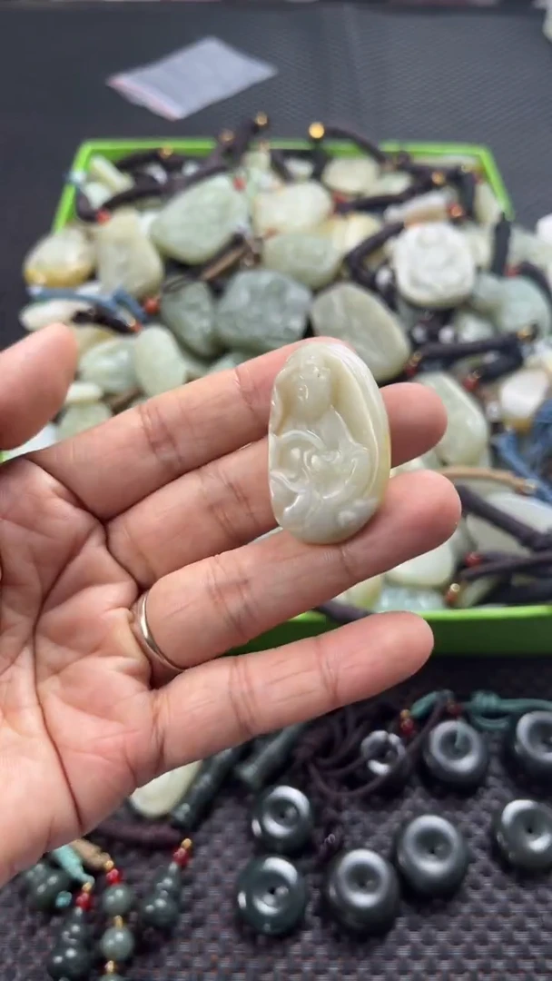 颈饰未镶嵌和田玉（多样性发一件）没有证书有瑕
