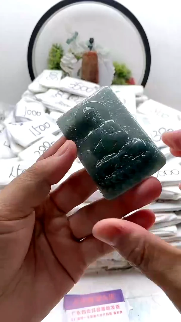 翡翠未镶嵌颈饰大日如来