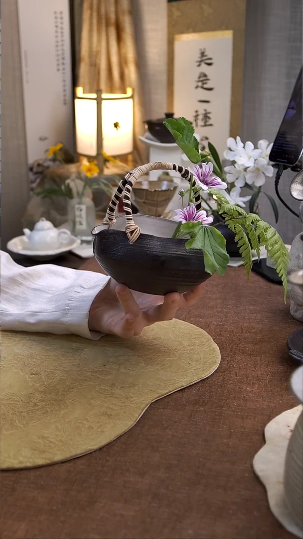 陶瓷（微瑕）澜夜桃心提梁花器HW000032