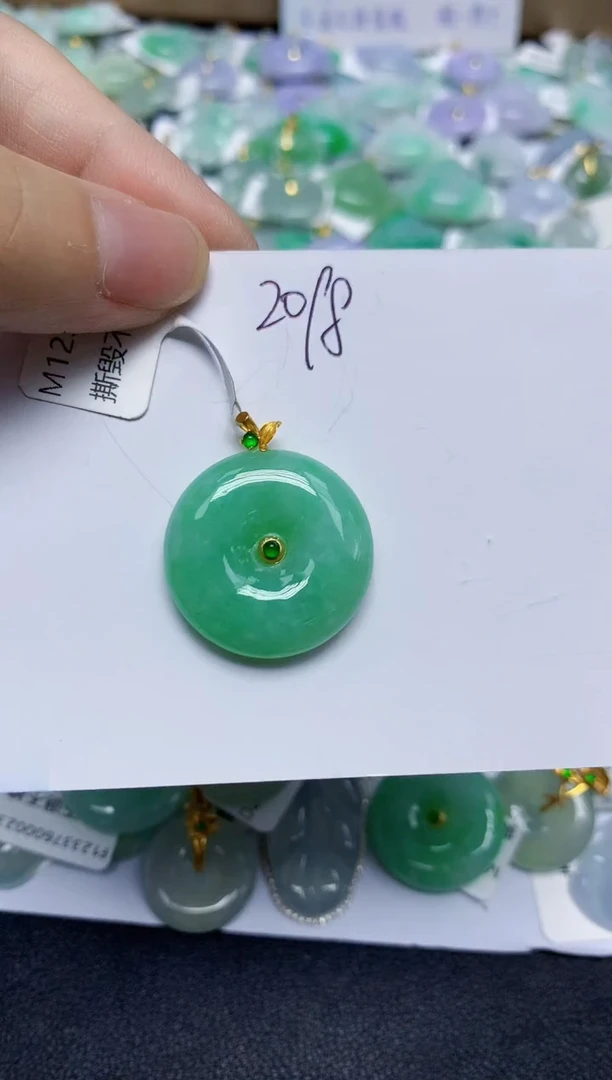 翡翠18K金镶嵌颈饰11111111111