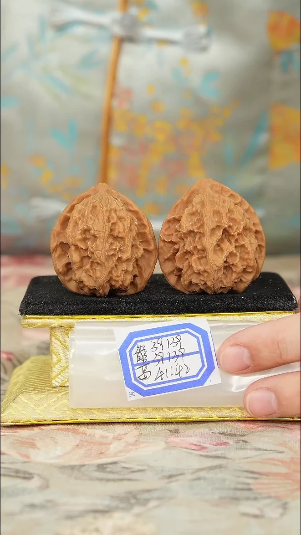 【闪购商品】文玩核桃把件梨木台