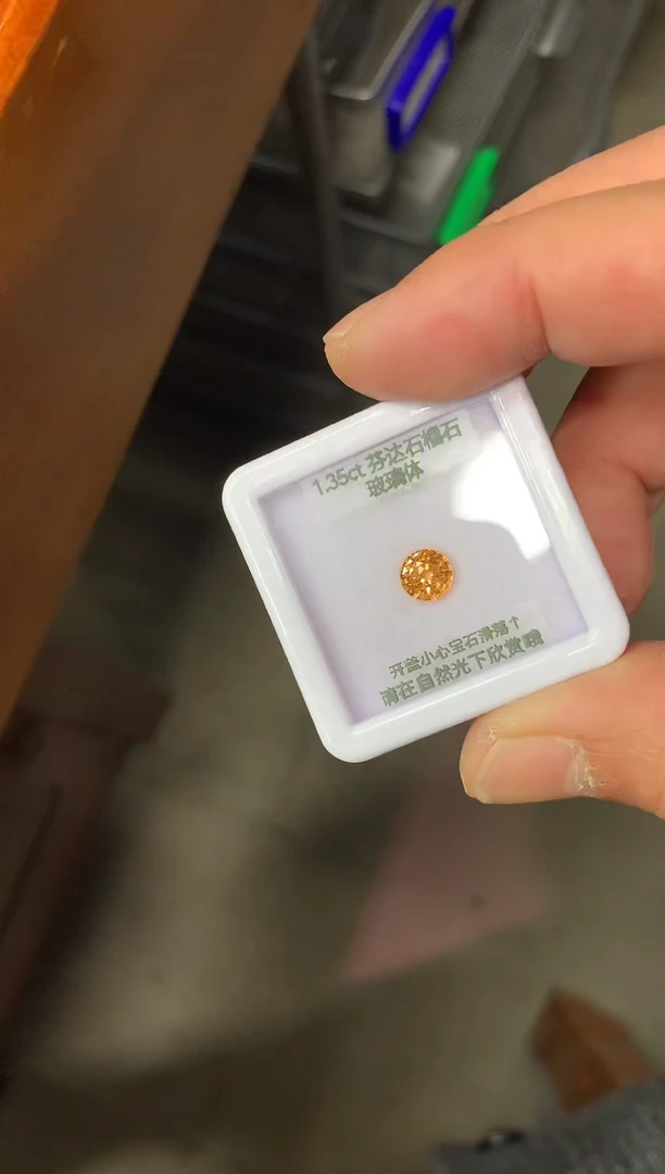 未镶嵌裸石石榴石（芬达石）1.35ct 75