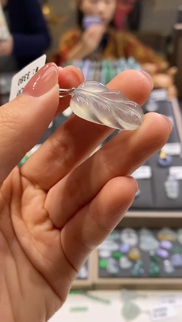 颈饰18K金镶嵌翡翠叶子