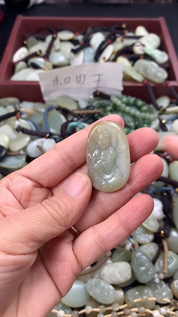 颈饰未镶嵌和田玉（多样性发一件）没有证书有瑕