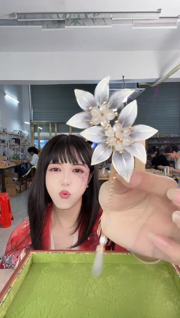 非金属无830 非遗绒花 夹子带流苏