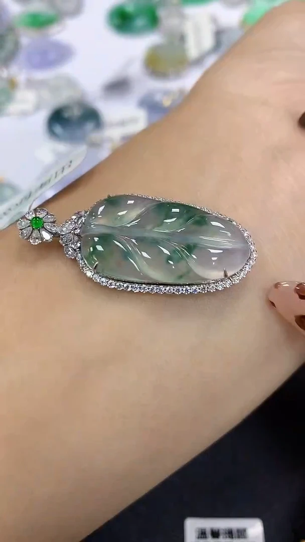 颈饰18K金镶嵌翡翠a货假一赔三支持复检百元上9元证书费自理