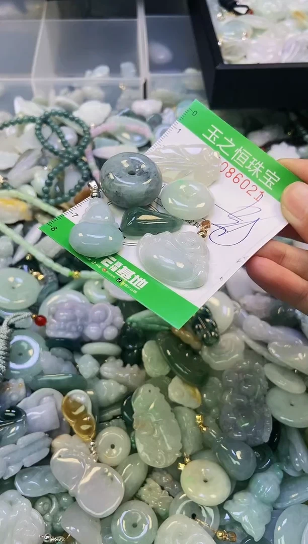 翡翠未镶嵌颈饰闪购0086021