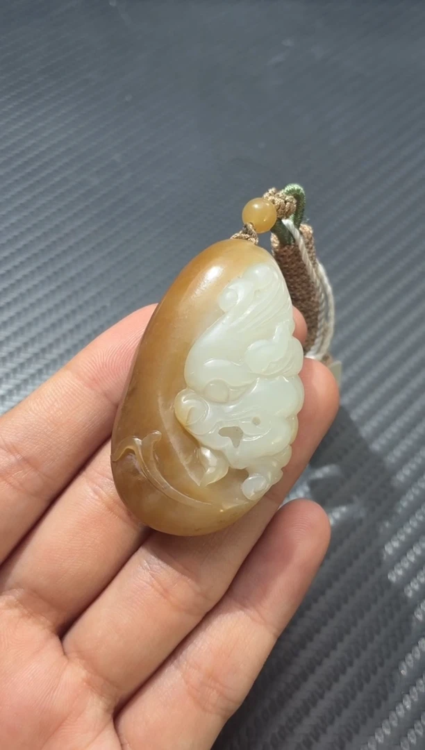 颈饰未镶嵌和田玉若羌糖白吊坠微色差