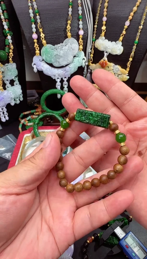 颈饰未镶嵌翡翠手串