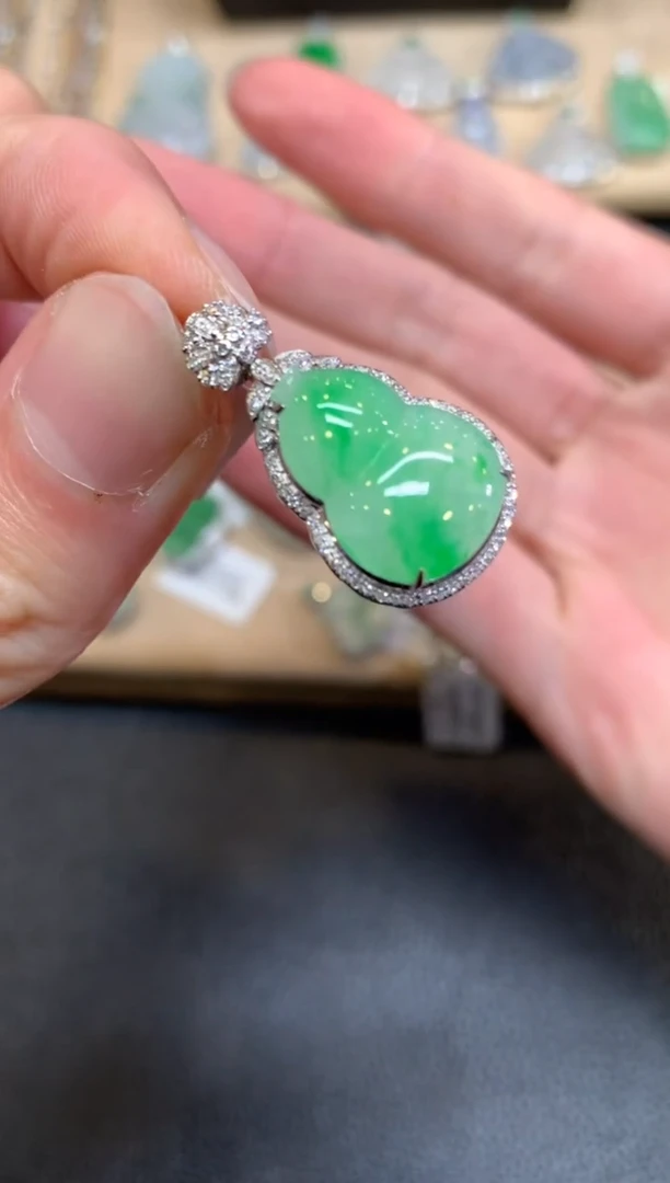 【闪购商品】翡翠颈饰18K金镶嵌葫芦【无服务费】