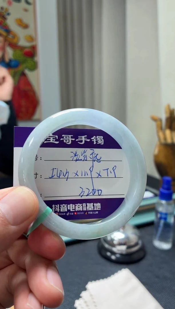 翡翠手镯未镶嵌翡翠手镯