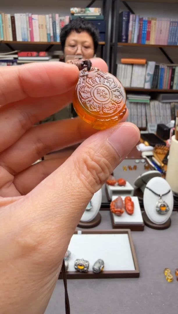 琥珀颈饰未镶嵌六字真言吊坠