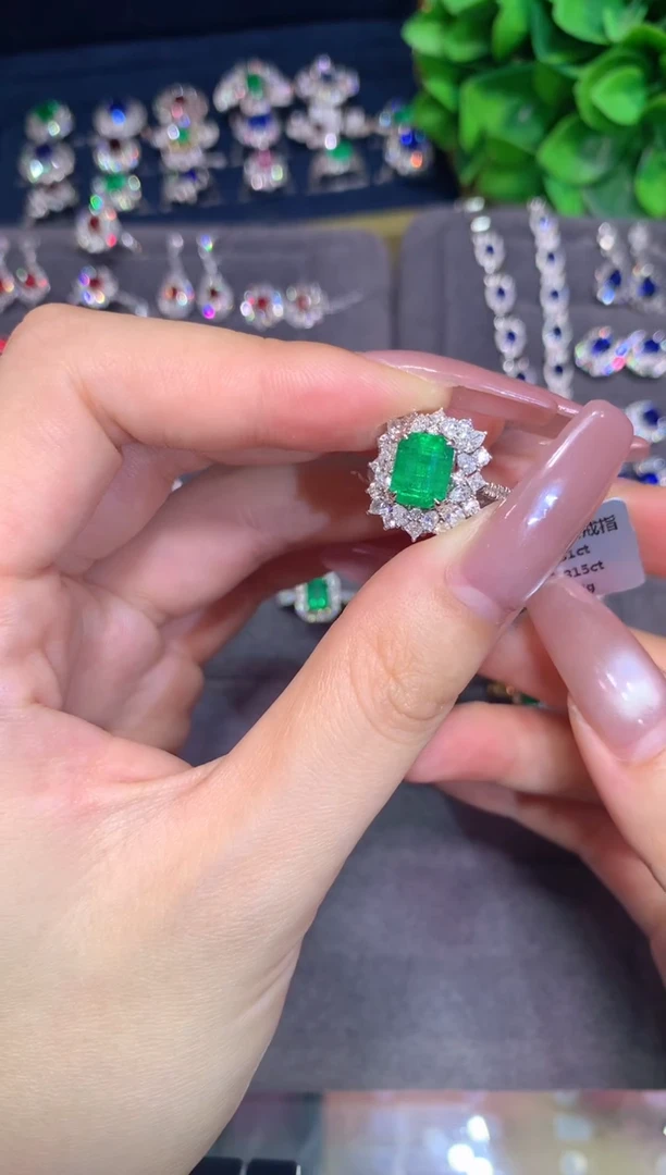 18K金镶嵌戒指祖母绿2.31CT