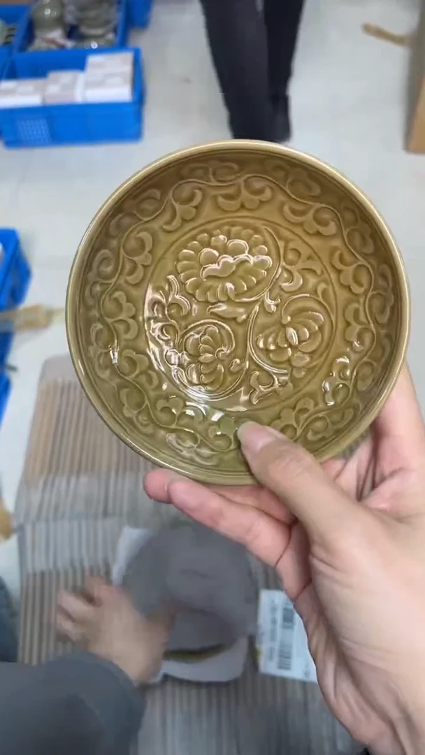 陶瓷姜黄色 秘色小菊纹盘（一个）