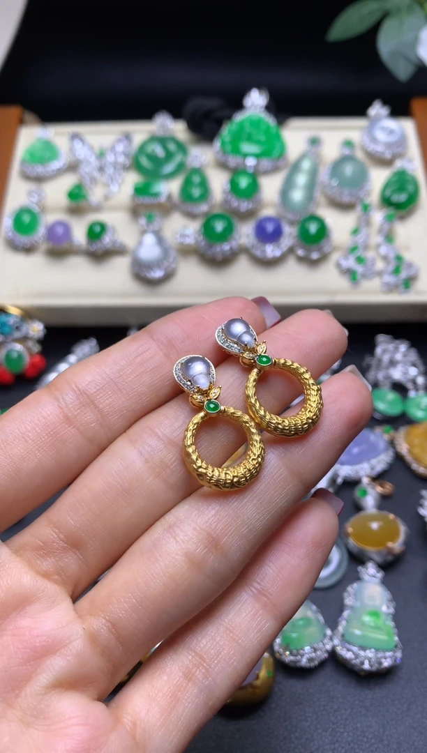 18K金镶嵌翡翠耳饰白冰葫芦耳饰