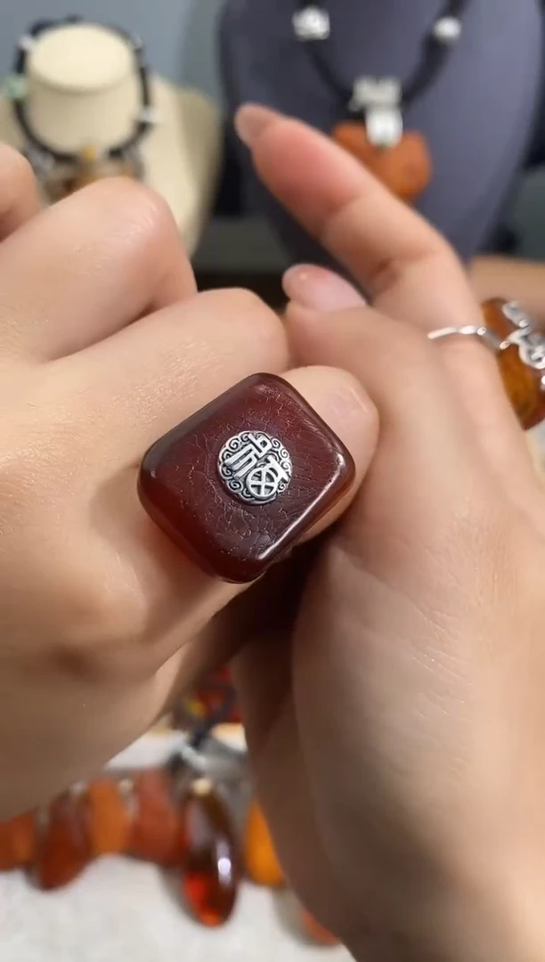 未镶嵌琥珀裸石似玉