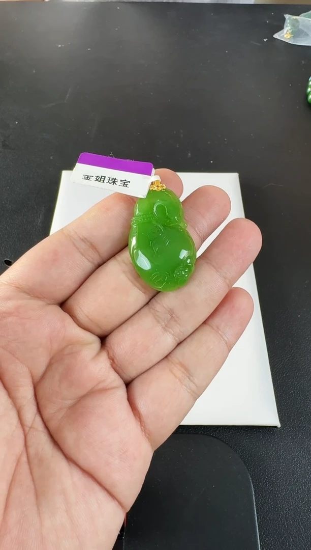 颈饰18K金镶嵌和田玉（碧玉）葫芦约38*23MM苹果绿