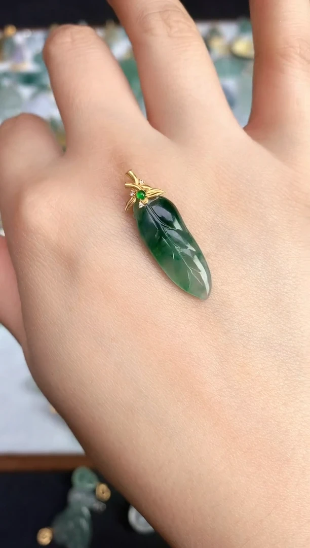 颈饰18K金镶嵌翡翠25111601