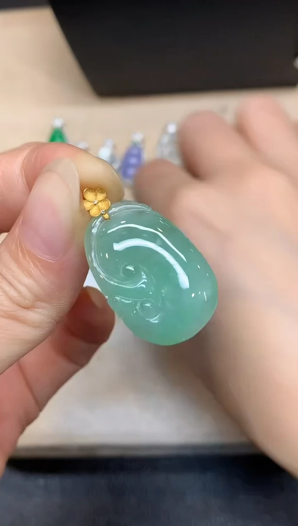 颈饰18K金镶嵌翡翠如意【无服务费