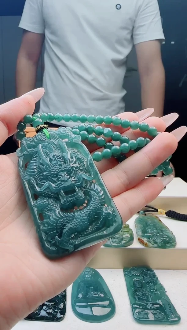 颈饰未镶嵌翡翠多样性发其中一